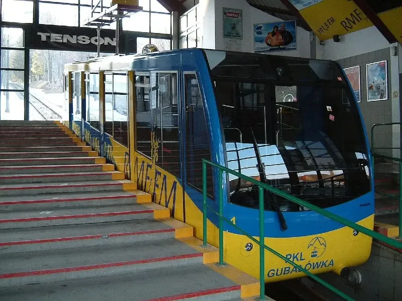 Wagon kolejki na Gubał&oacute;wkę w starym malowaniu