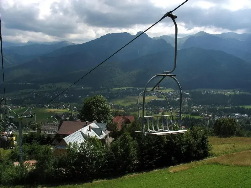 Kolej krzesełkowa na Butorowy Wierch, w tle Giewont
