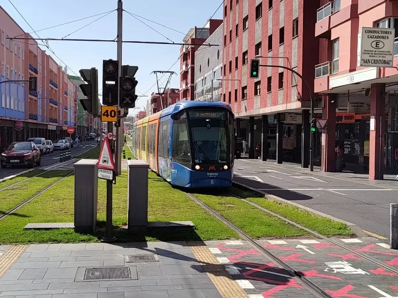 Tramwaj firmy CAF dojeżdża do przystanku końcowego La Trinidad w La Lagunie