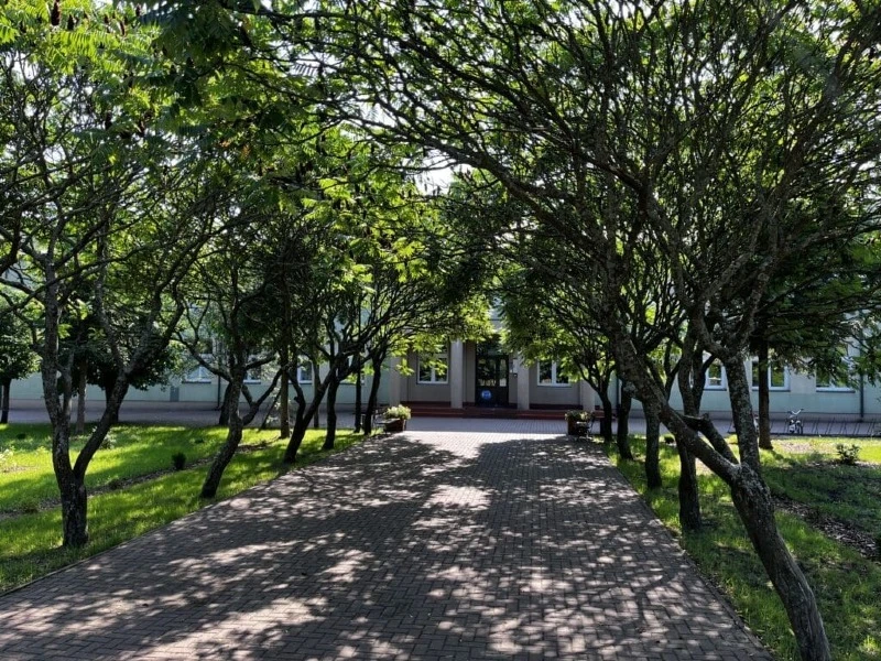 Nowa szkoła została w rzeczywistości rozbudowana w 2000 r.