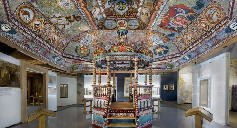 Zrekonstruowane sklepienie i bima synagogi w Gwoźdźcu