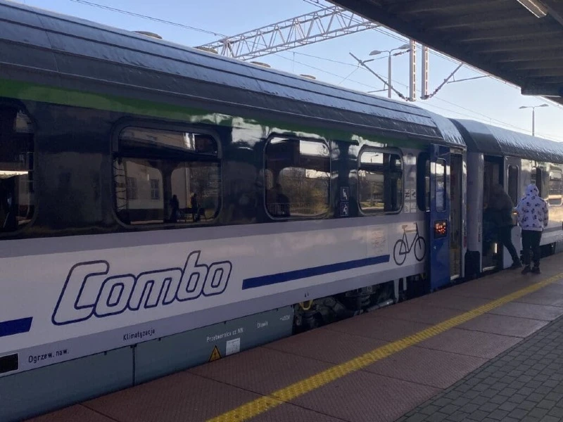 Część wagon&oacute;w do przewozu rower&oacute;w jest dobrze oznaczona, tym samym widoczna z daleka