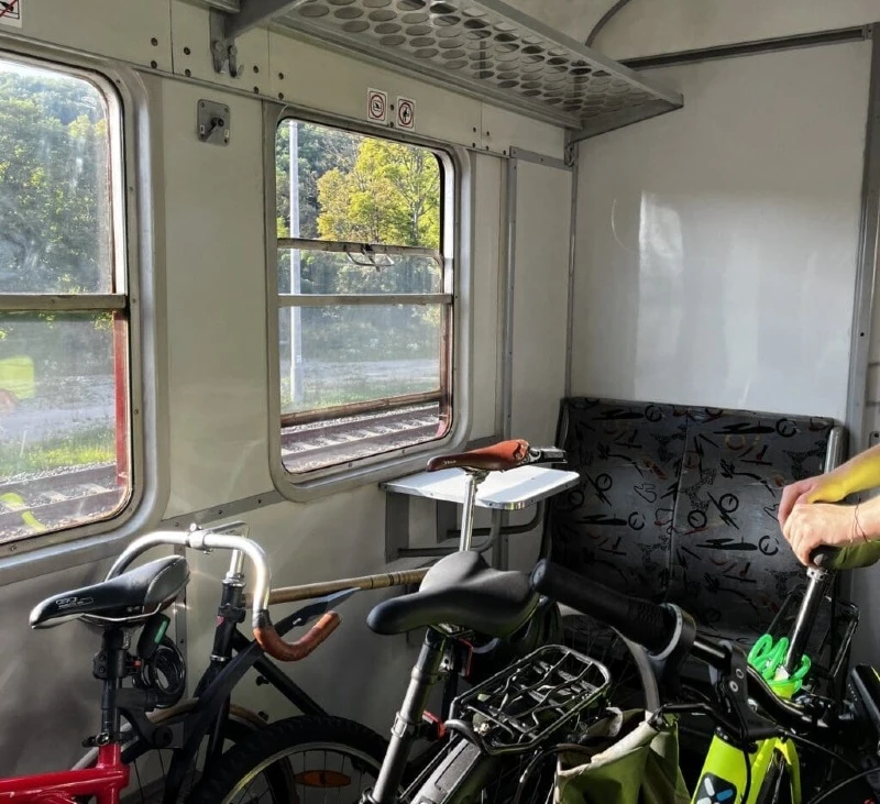 Przestrzeń bez wyznaczonych miejsc do przewozu roweru w pociągu Polregio