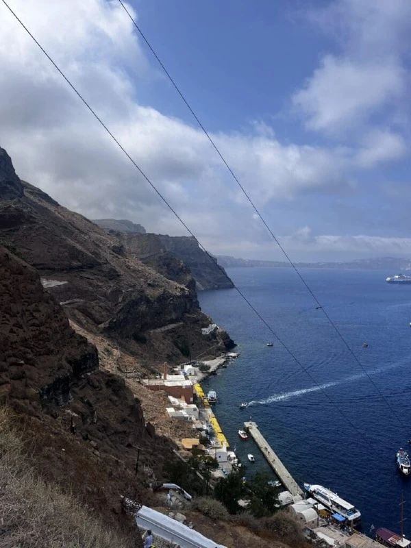 Port Athinios, znany r&oacute;wnież jako stary port widziany z g&oacute;ry