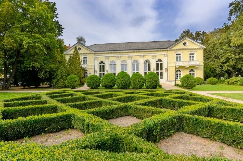 Pawilon sanatorium w Cieplichach Śląskich-Zdr&oacute;j /Fot.Piotr Borkowski/iStock