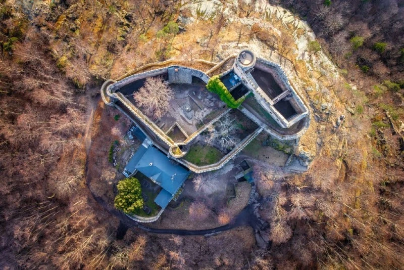 Widok z g&oacute;ry na zamek Chojnik /Fot.Aleh Varanishcha/iStock