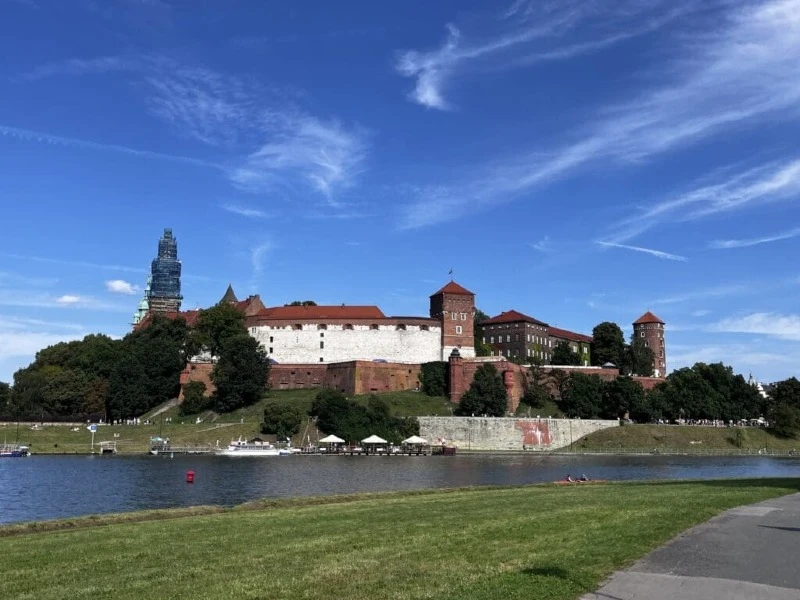 Zamek Kr&oacute;lewski na Wawelu widziany z lewego brzegu Wisły