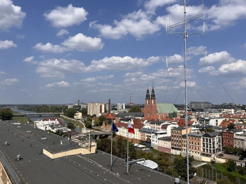 Widok z wieży na centrum Opola, Odrę i dach urzędu wojew&oacute;dzkiego