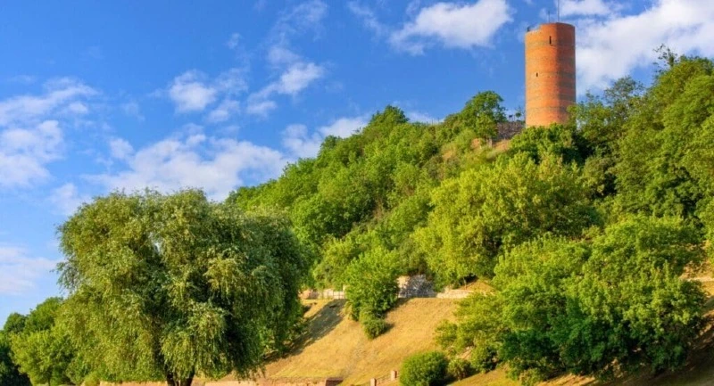 G&oacute;ra Zamkowa z wieżą Klimek /Fot.mychadre77/iStock