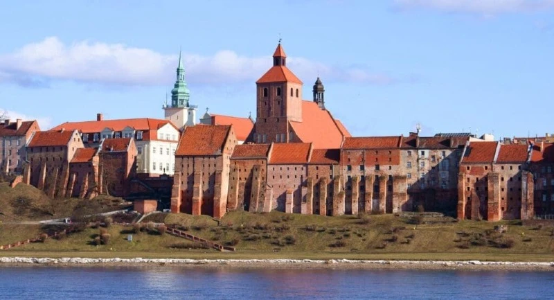 Spichrze widziane z lewego brzegu Wisły /Fot. Włodzimierz Wysocki / CC BY-SA
