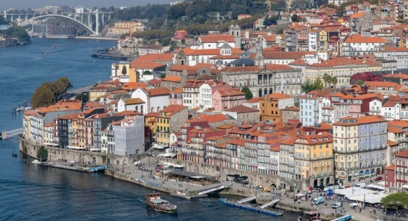 Rzeka Douro i nabrzeże historycznego starego miasta w Porto /Fot.SBWorldphotography/iStock