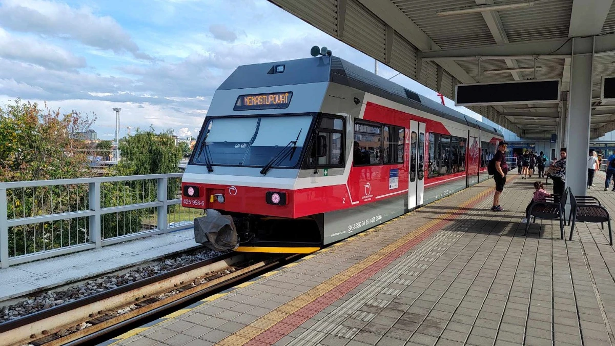 Elektryczną kolejką u podnóża Tatr. Wyjątkowa atrakcja turystyczna