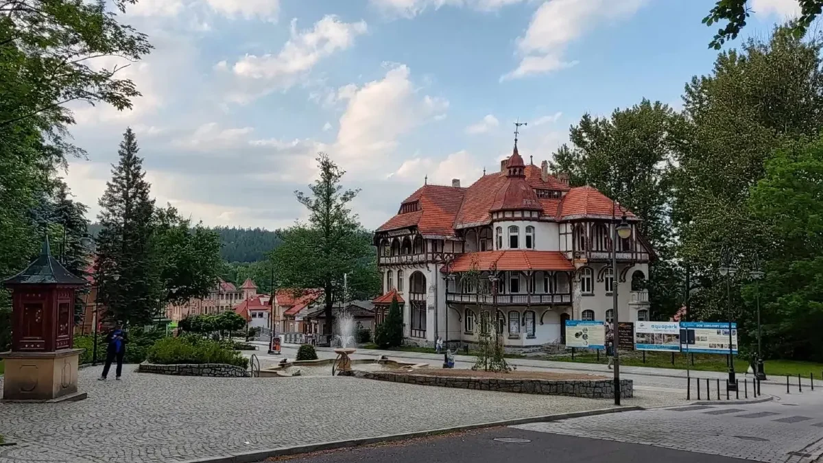 Pociągiem do Świeradowa-Zdroju. Zwiedzamy uzdrowiskowe miasteczko