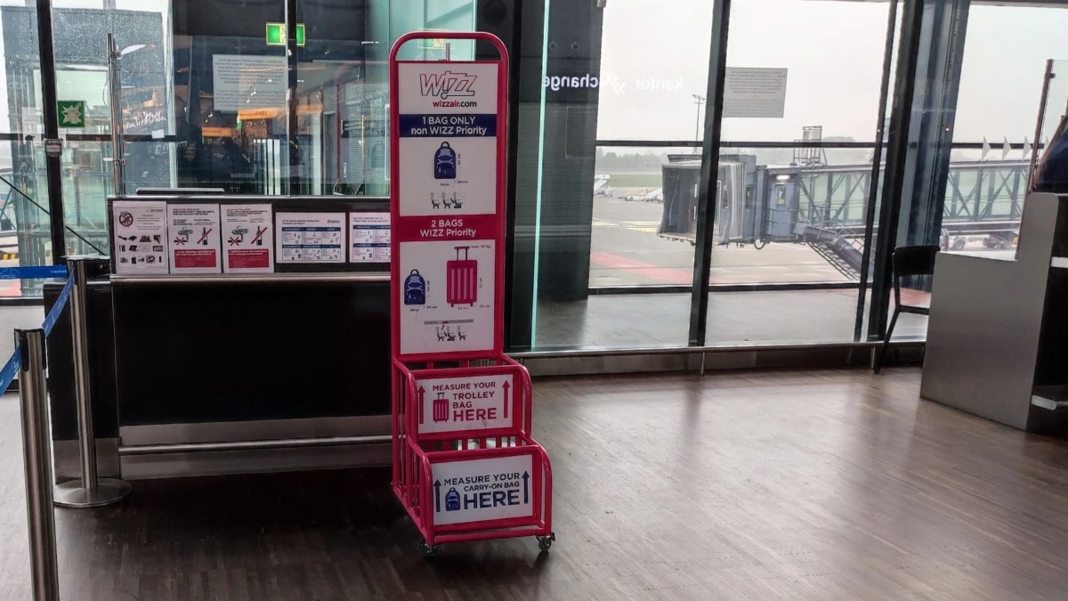 Więcej kontroli i kar. Wizz Air częściej sprawdzi wymiary i wagę bagażu podręcznego