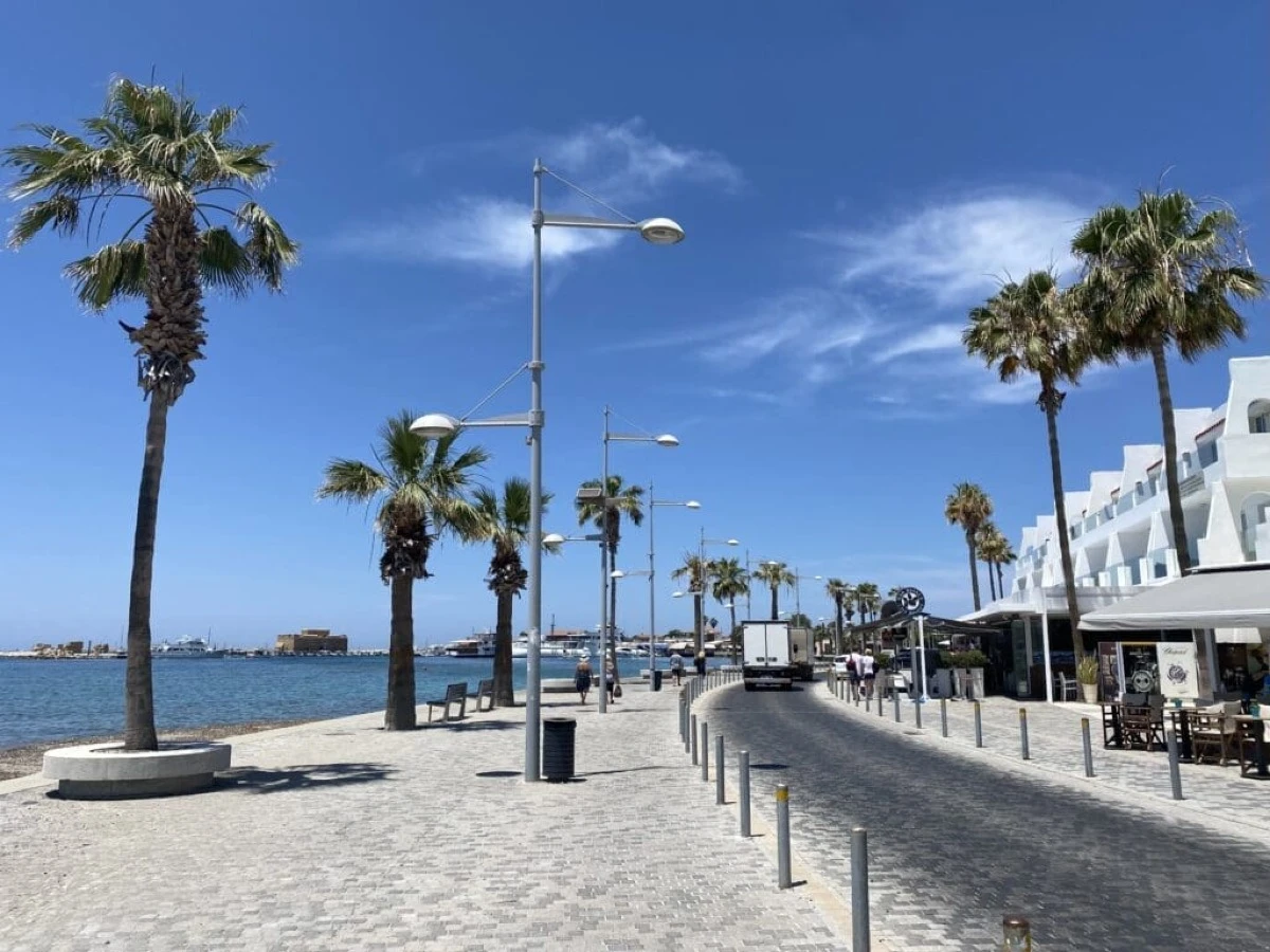 Główna promenada prowadząca do portu w Pafos