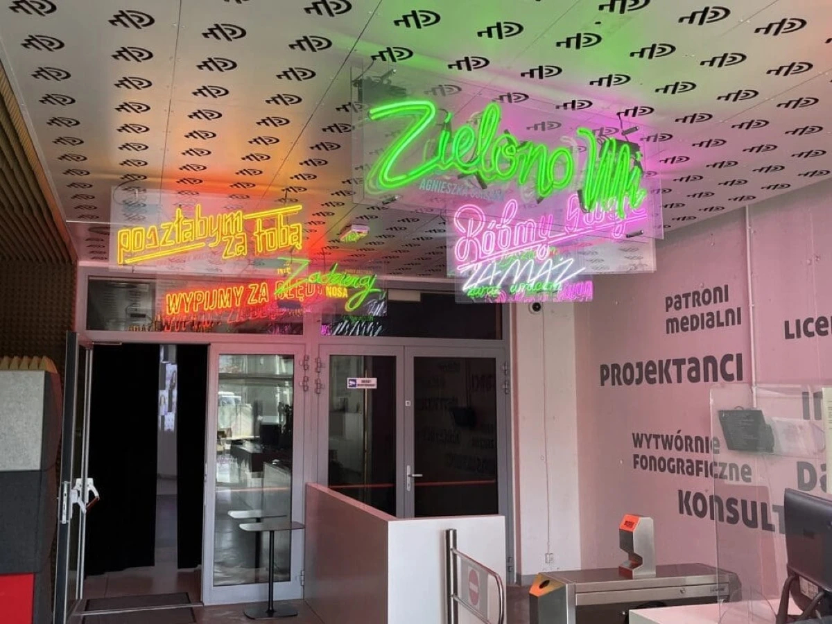 Charakterystycznymi elementami są liczne neony wewnątrz